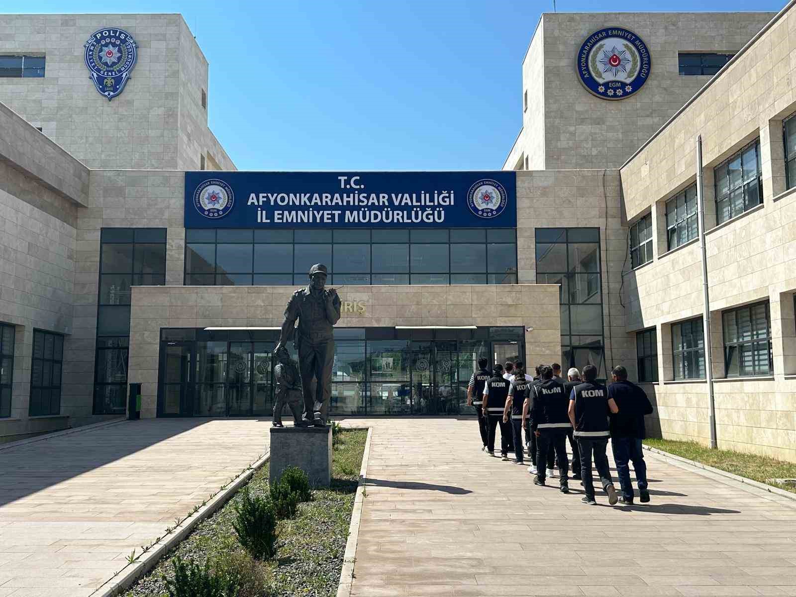Afyonkarahisar’da polis tarafından silah kaçakçılarına yönelik yapılan operasyonda 9 farklı