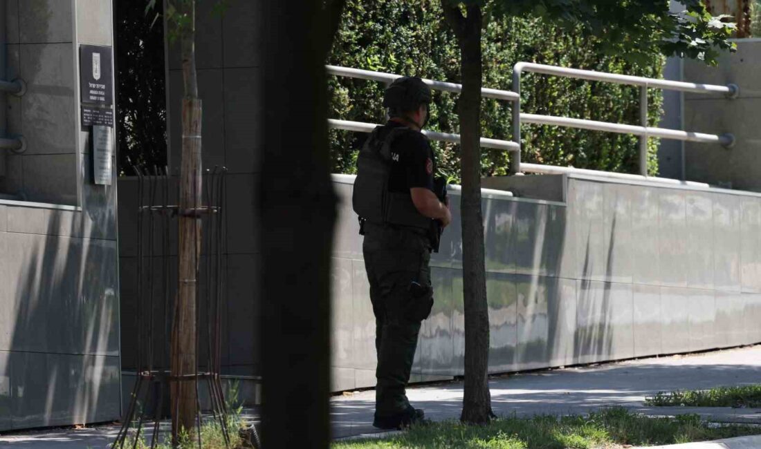 İsrail’in Belgrad Büyükelçiliği’ni korumakla görevli bir polise oklu saldırı gerçekleştirildi.
