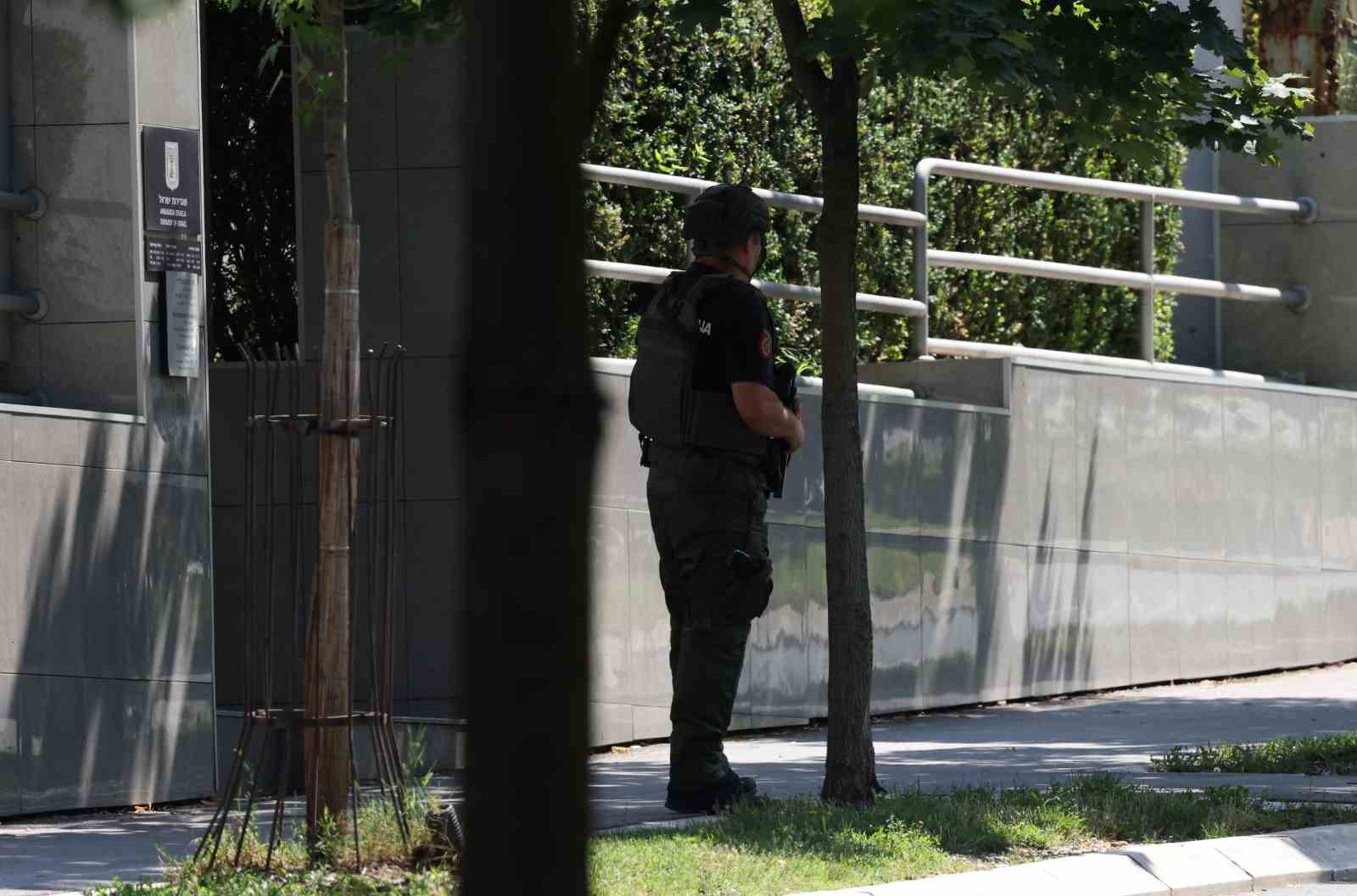 İsrail’in Belgrad Büyükelçiliği’ni korumakla görevli bir polise oklu saldırı gerçekleştirildi.