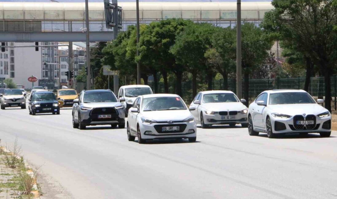 Kurban Bayramı tatilinin sona ermesiyle dönüş yoluna geçen tatilciler, Afyonkarahisar-Antalya
