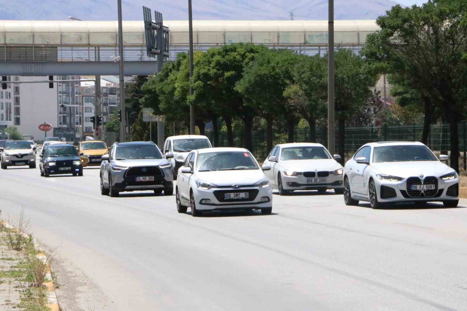 Kurban Bayramı tatilinin sona ermesiyle dönüş yoluna geçen tatilciler, Afyonkarahisar-Antalya