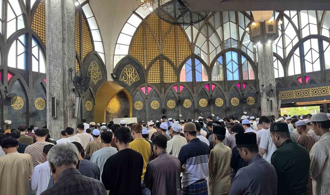 Tayland’da bugün eda edilen bayram namazına yoğun katılım gösteren Müslümanlar,
