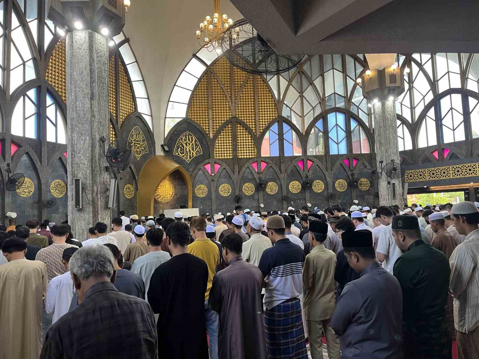 Tayland’da bugün eda edilen bayram namazına yoğun katılım gösteren Müslümanlar,