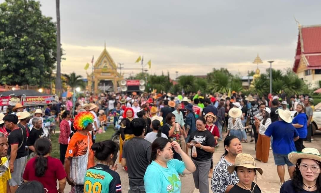 Tayland’da düzenlenen yerel bir roket festivalde ev yapımı roketlerden birinin