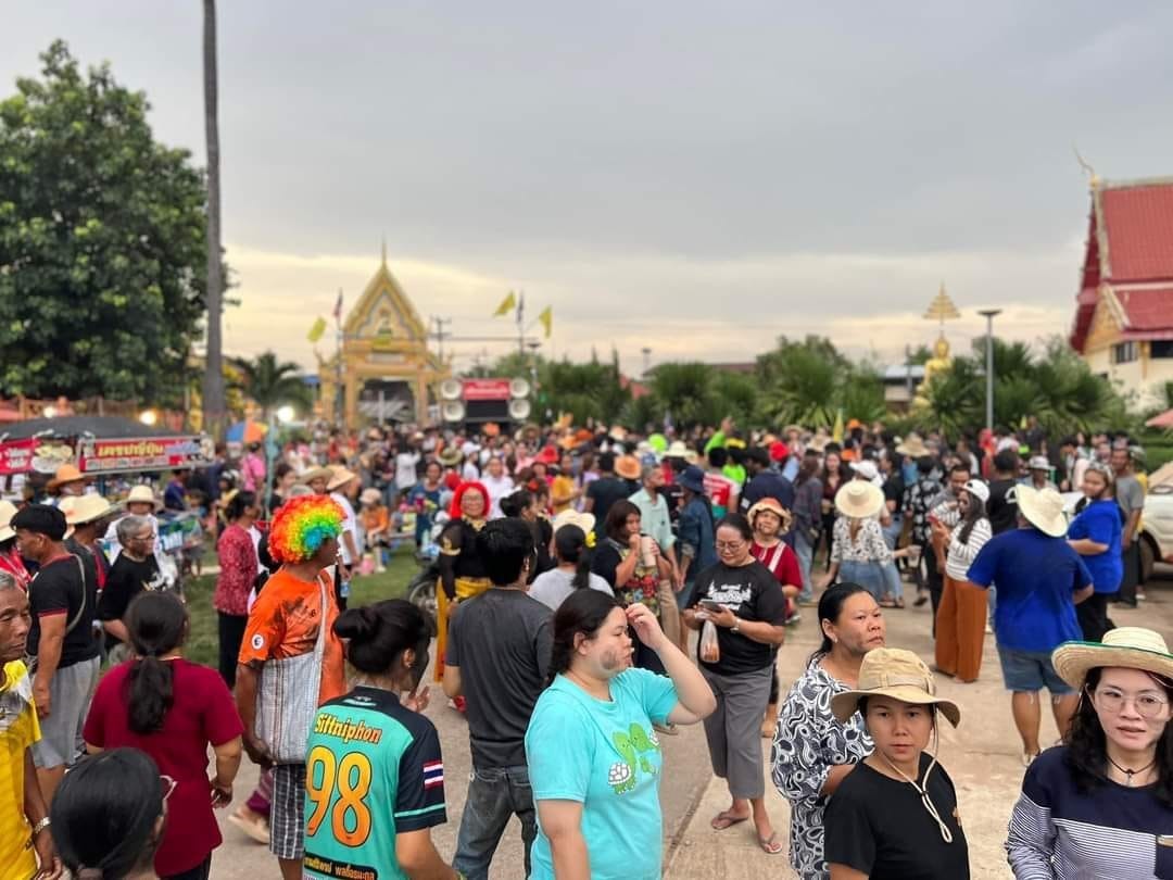 Tayland’da düzenlenen yerel bir roket festivalde ev yapımı roketlerden birinin