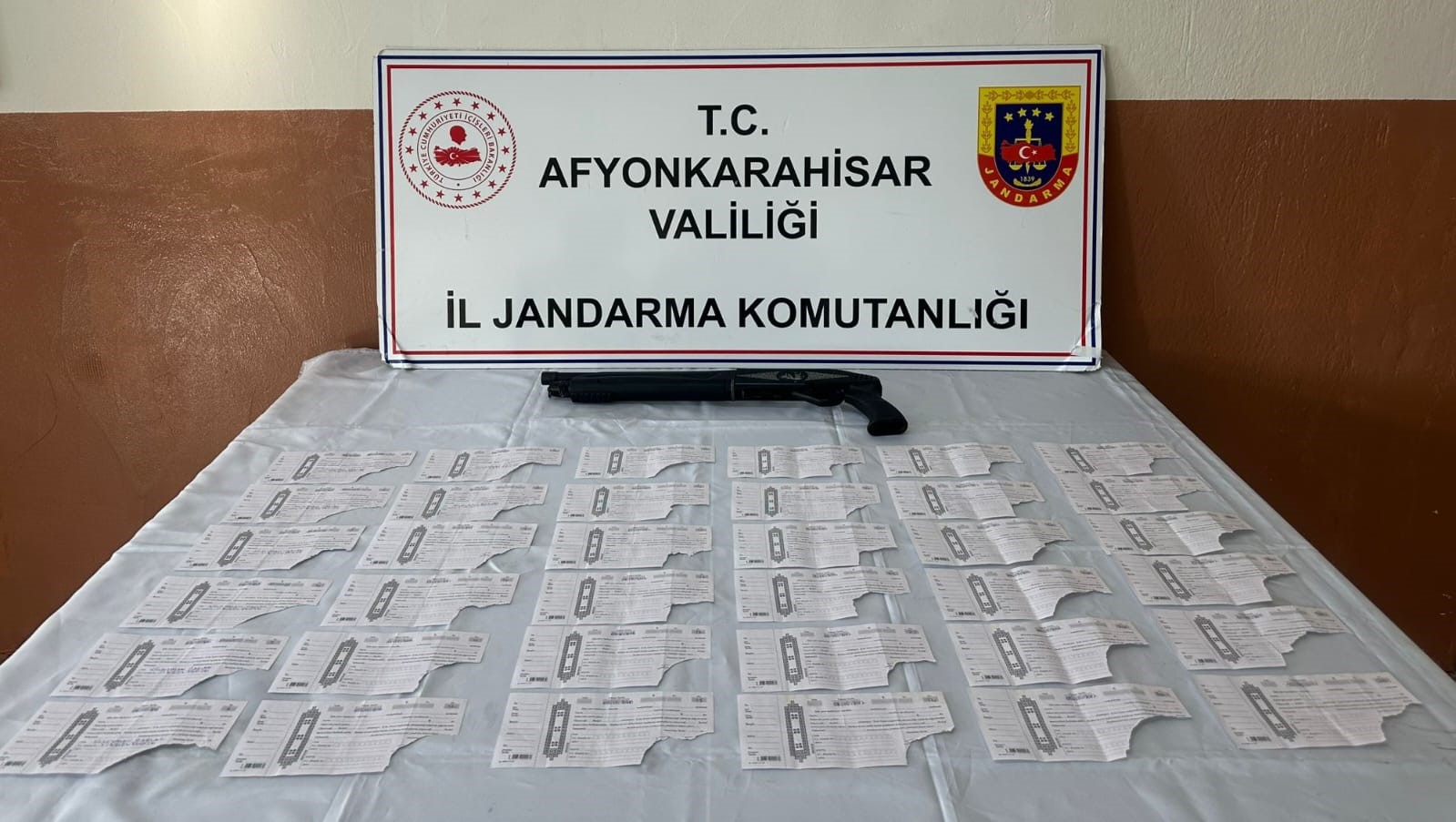 Afyonkarahisar’da tefecilik yaptığı iddia edilen karı koca çift jandarma tarafından