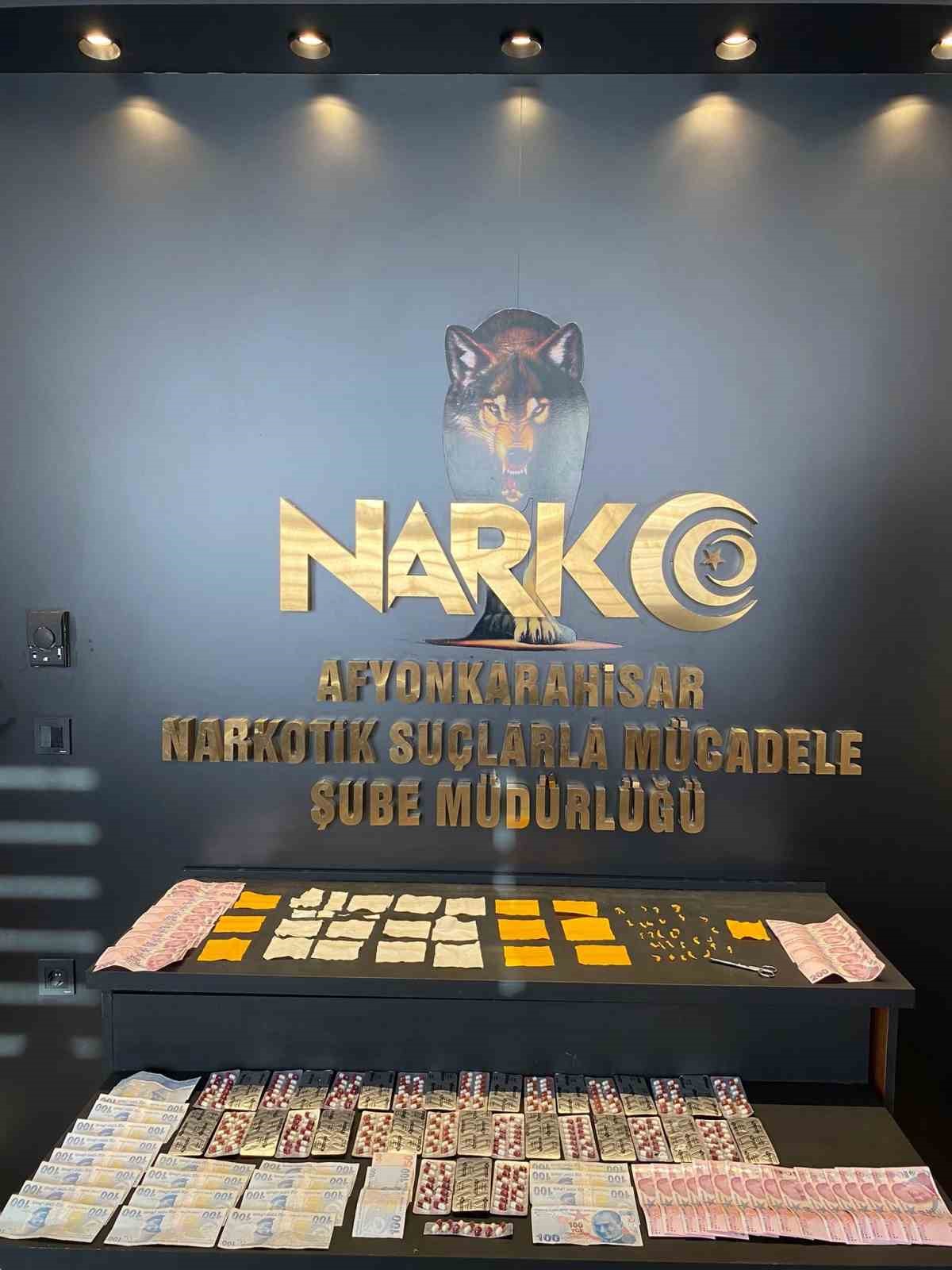 Afyonkarahisar’da polis tarafından yapılan operasyonda 59 sayfa peçeteye emdirilmiş uyuşturucu