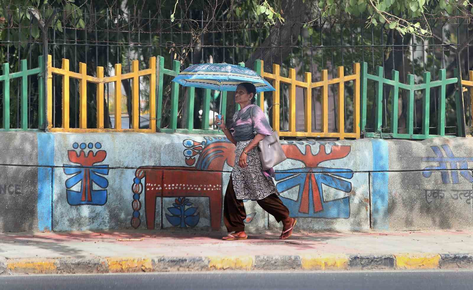 Hindistan’da etkili olan aşırı sıcaklarda başkent Yeni Delhi’de son 2