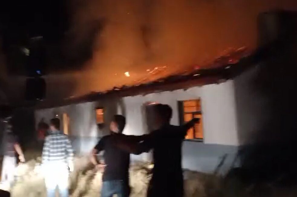 Afyonkarahisar’da boş bir besihaneye düşen yıldırım yangına neden olurken, olayda