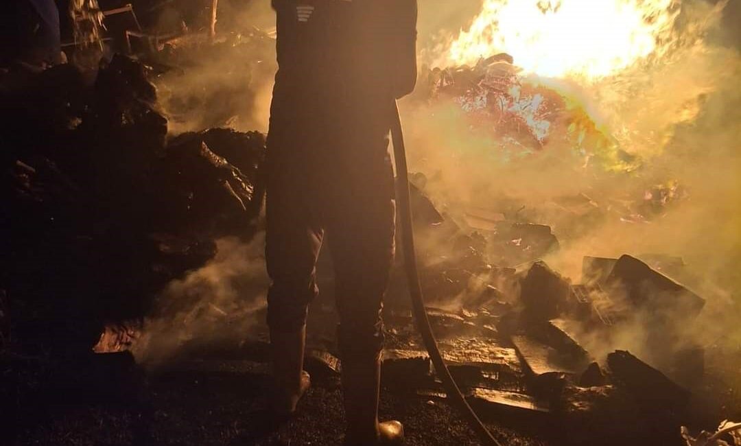 Afyonkarahisar’ın Şuhut ilçesinde bir eve yıldırım düşmesi sonucu yangın çıkarken,