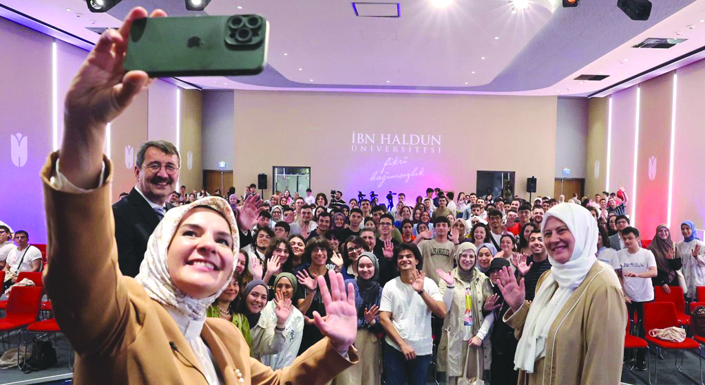 Aile ve Sosyal Hizmetler Bakanı Mahinur Özdemir Göktaş, öğrencilere, “Bazen