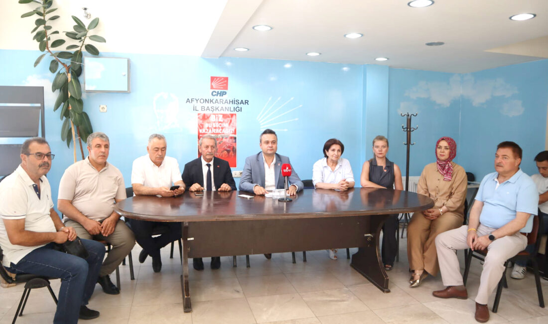 Cumhuriyet Halk Partisi İl Başkanlığı tarafından düzenlenen basın toplantısında konuşan