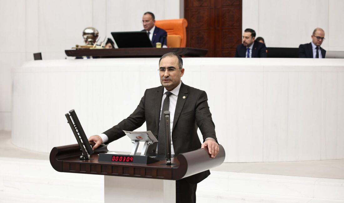 AK Parti Afyonkarahisar Milletvekili Dr. Hasan Arslan, bozkurt işareti yaparak