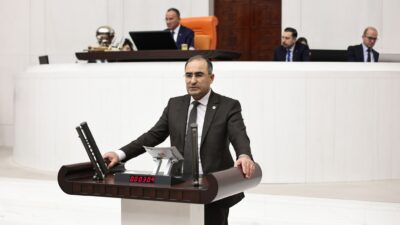 AK Parti Afyonkarahisar Milletvekili Dr. Hasan Arslan, bozkurt işareti yaparak