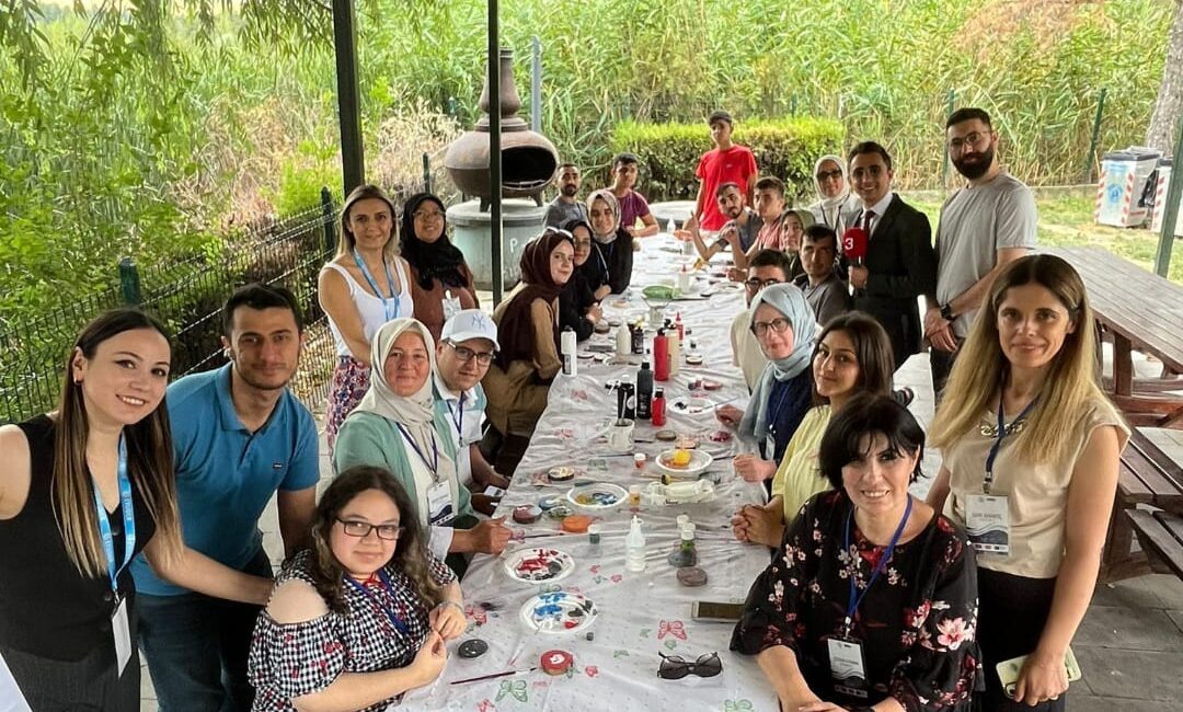 Eğitim Yöneticileri ve Uzmanları Derneği (EYUDER)  tarafından yürütülen “İz Bırakan