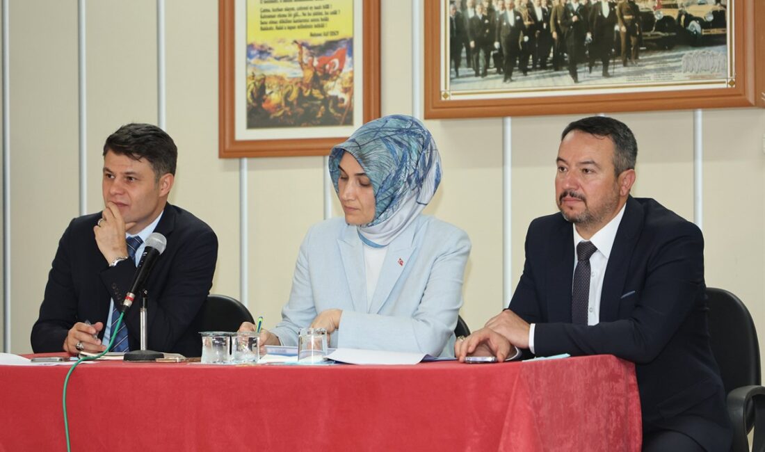 Sandıklı ilçesinde muhtarlarla bir araya gelen Vali Doç.Dr. Kübra Güran