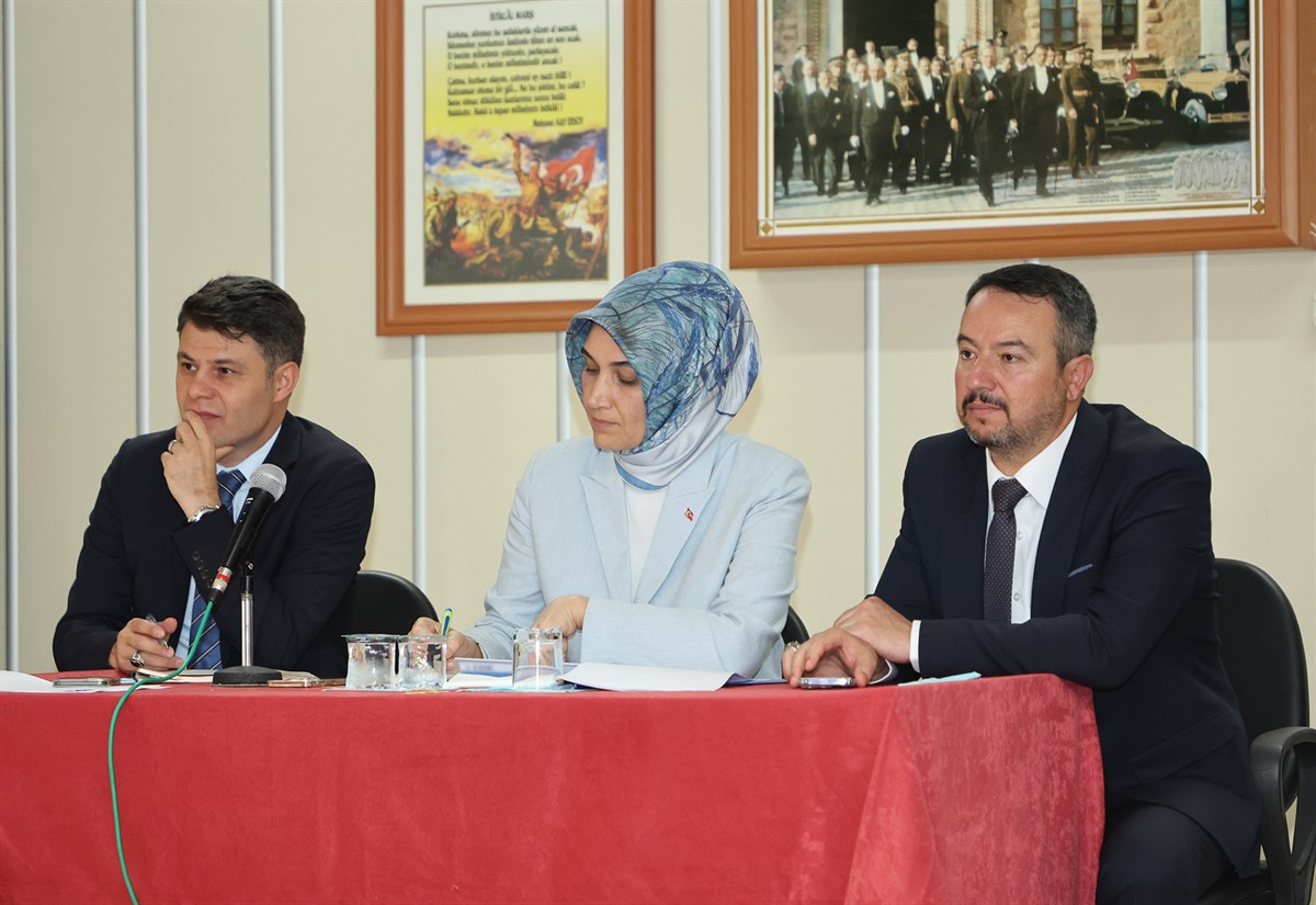 Sandıklı ilçesinde muhtarlarla bir araya gelen Vali Doç.Dr. Kübra Güran