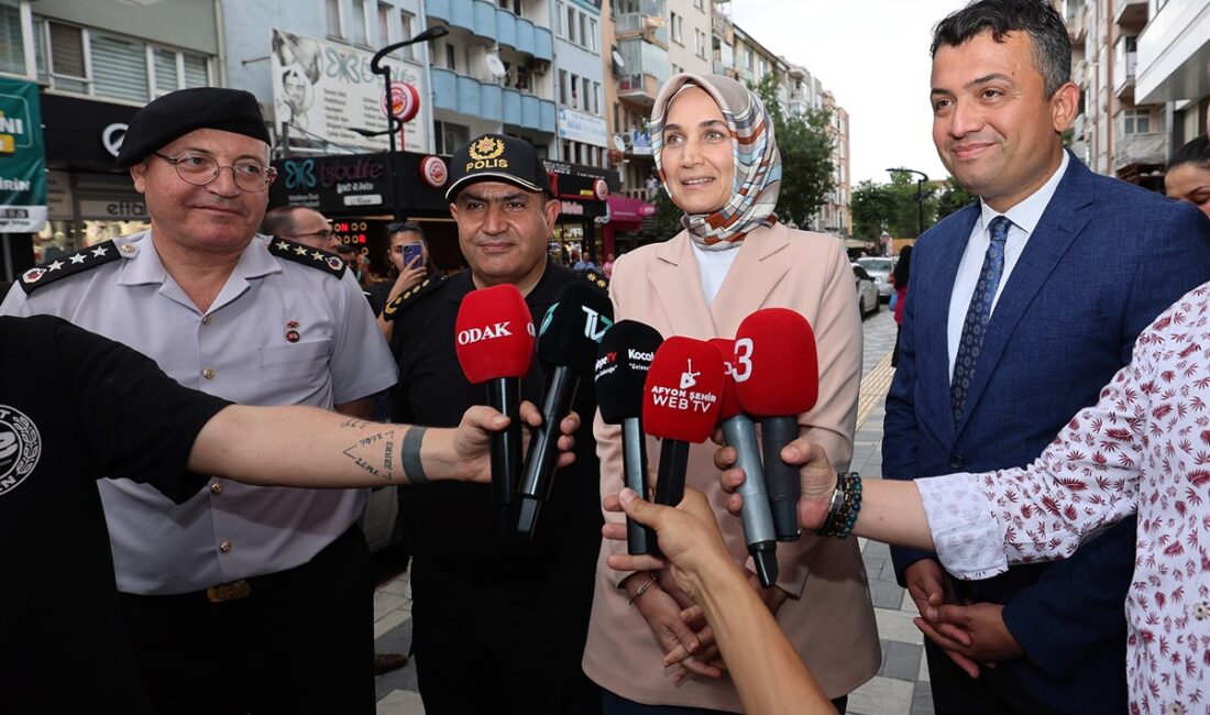 Afyonkarahisar’da Dumlupınar 2.Cadde’de faaliyet gösteren esnafları ziyaret eden  Vali Doç.