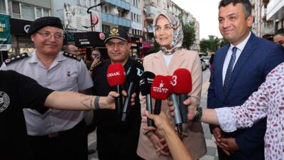 Afyonkarahisar’da Dumlupınar 2.Cadde’de faaliyet gösteren esnafları ziyaret eden  Vali Doç.
