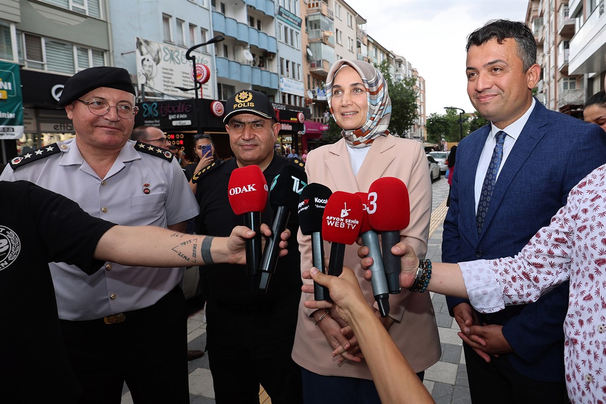 Afyonkarahisar’da Dumlupınar 2.Cadde’de faaliyet gösteren esnafları ziyaret eden  Vali Doç.
