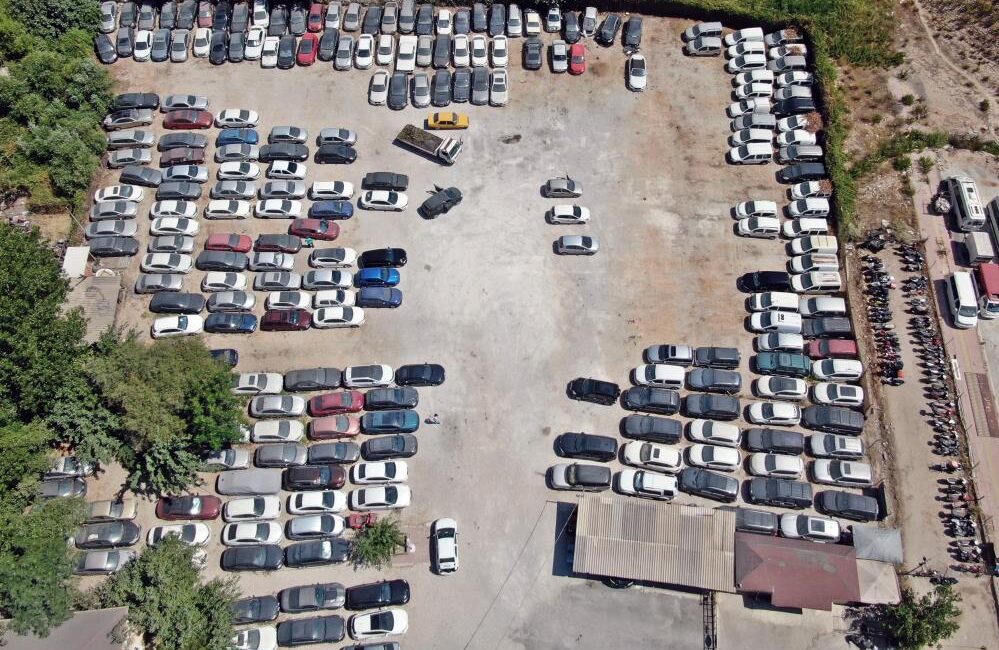 Antalya’da çoğunluğu haciz yoluyla bağlanan araçlar yediemin otoparklarında yıllardır bekliyor.