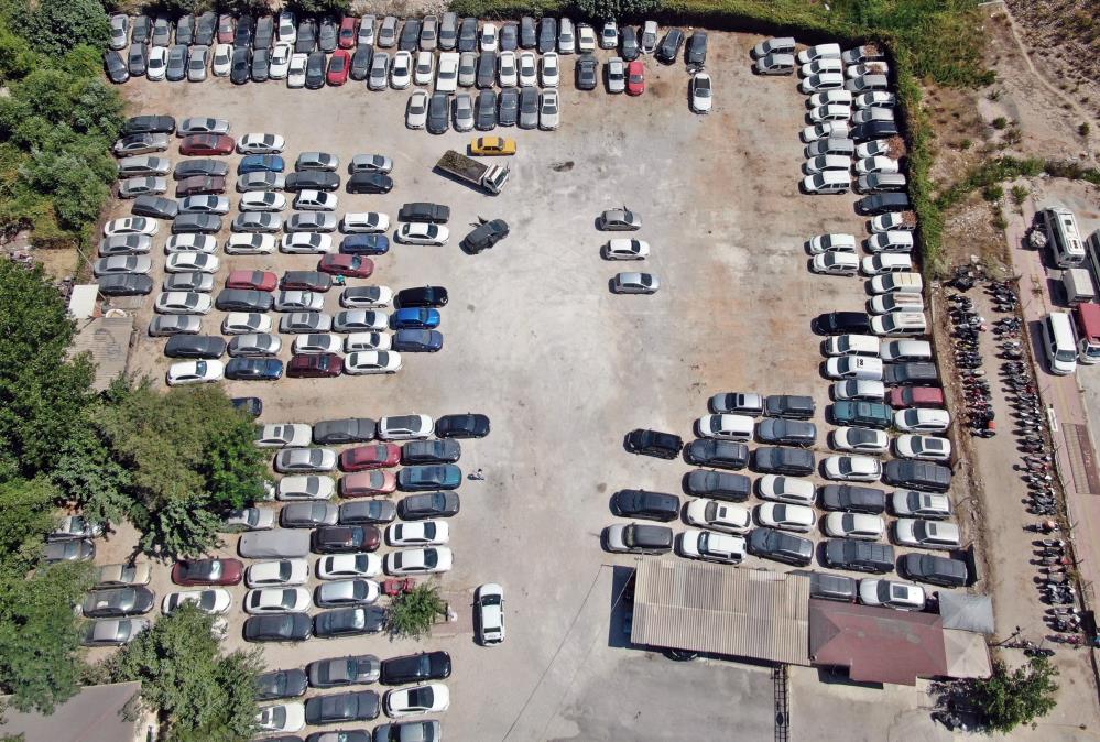 Antalya’da çoğunluğu haciz yoluyla bağlanan araçlar yediemin otoparklarında yıllardır bekliyor.