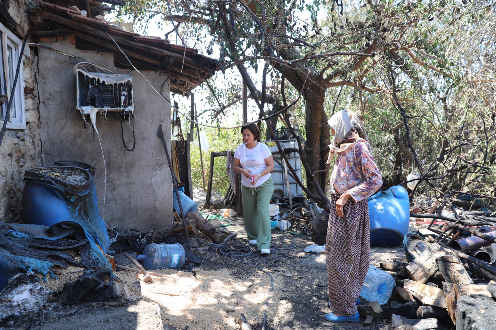 Antalya Büyükşehir Belediyesi, Serik’in Yumaklar Mahallesi’nde meydana gelen yangın sonrası