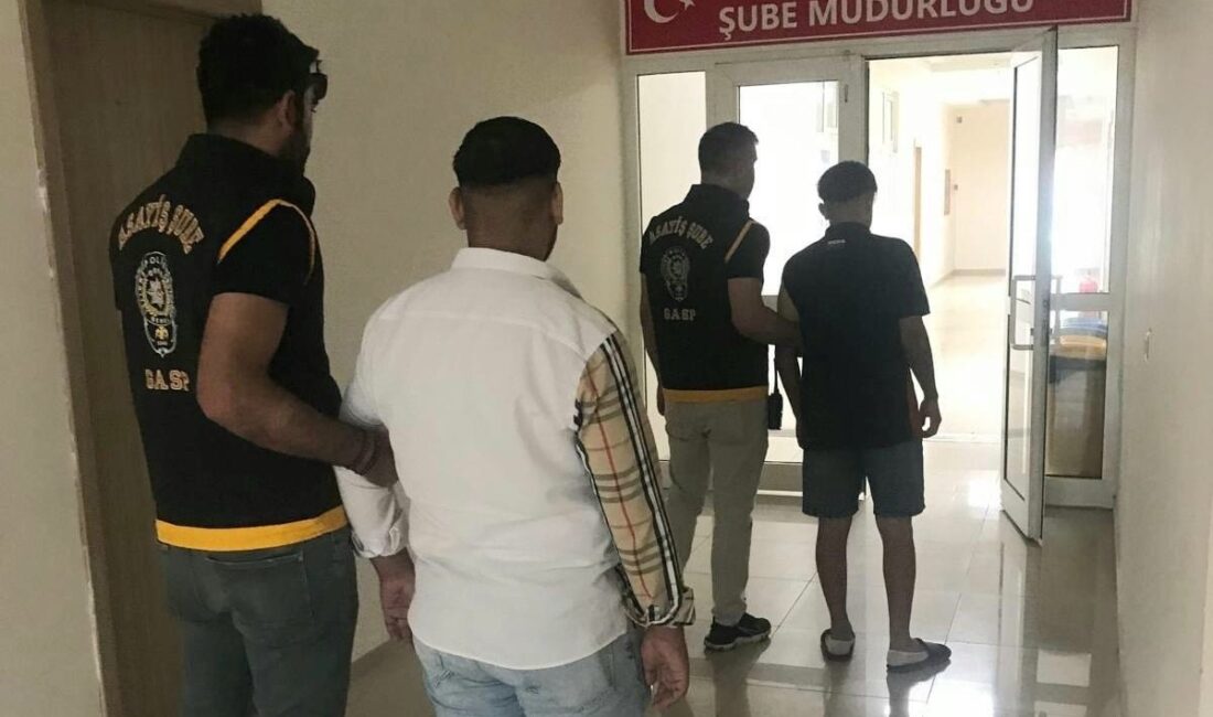 Manisa’nın Yunusemre ilçesinde hareket halindeki araçtan havaya ateş edip ‘Her