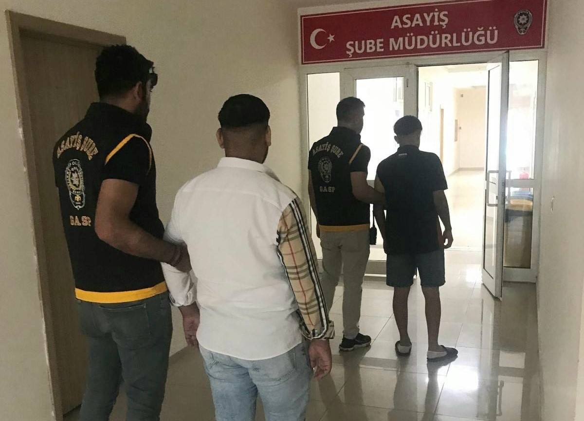 Manisa’nın Yunusemre ilçesinde hareket halindeki araçtan havaya ateş edip ‘Her
