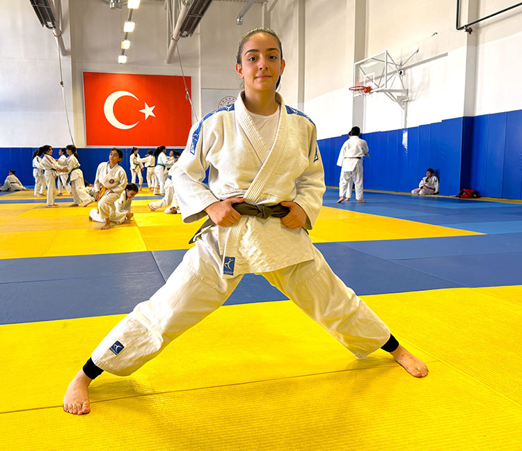 Türkiye Kuraş Şampiyonu ve Avrupa ikincisi milli sporcu Kadriye Odacı,