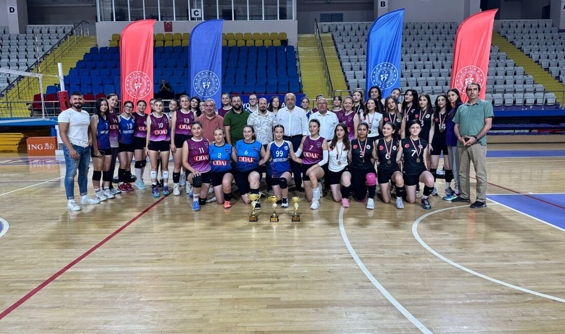 Afyonkarahisar’da düzenlenen Kulüplerarası Büyük Kızlar Voleybol müsabakaları Afyon Yüntaş Belediyespor’un