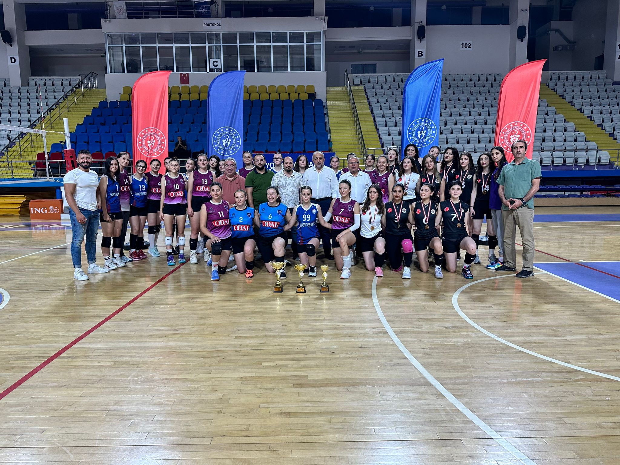 Afyonkarahisar’da düzenlenen Kulüplerarası Büyük Kızlar Voleybol müsabakaları Afyon Yüntaş Belediyespor’un