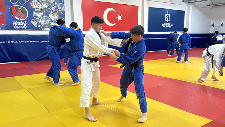 Sydney 2000 Olimpiyat Oyunları’nda Türkiye’ye judoda ilk altın madalyayı kazandıran