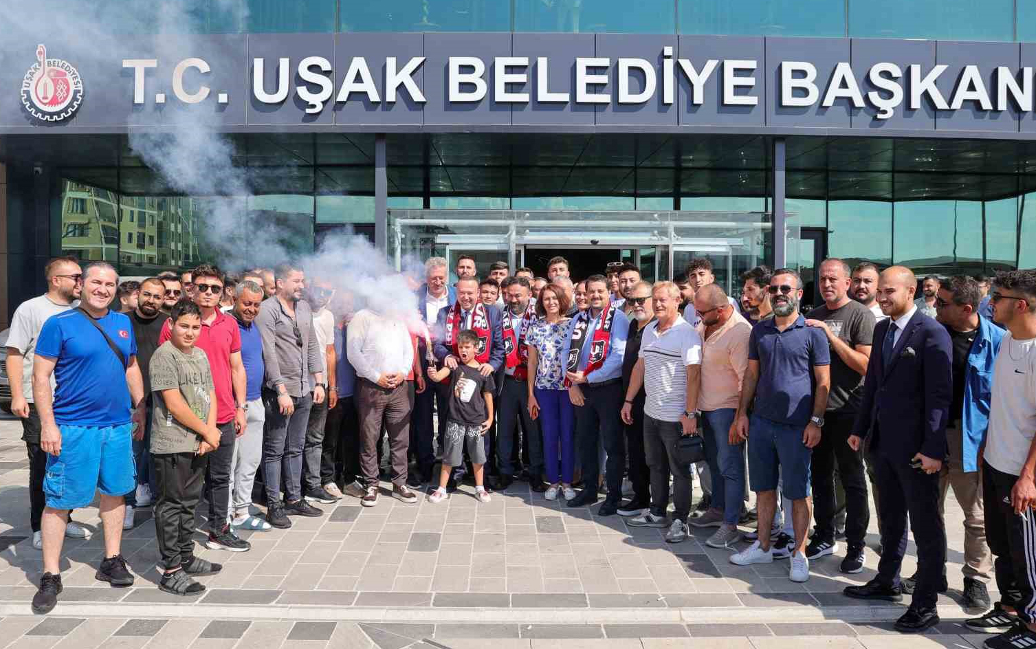Uşakspor, Uşak Belediyesi bünyesine girdi. İmza töreninin ardından başkanlık binasının