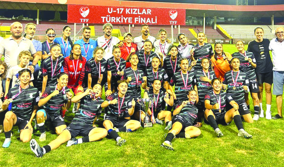 Kulüplerarası U17 Kızlar müsabakalarının final maçını kazanan Dudulluspor takımı, şampiyonluk