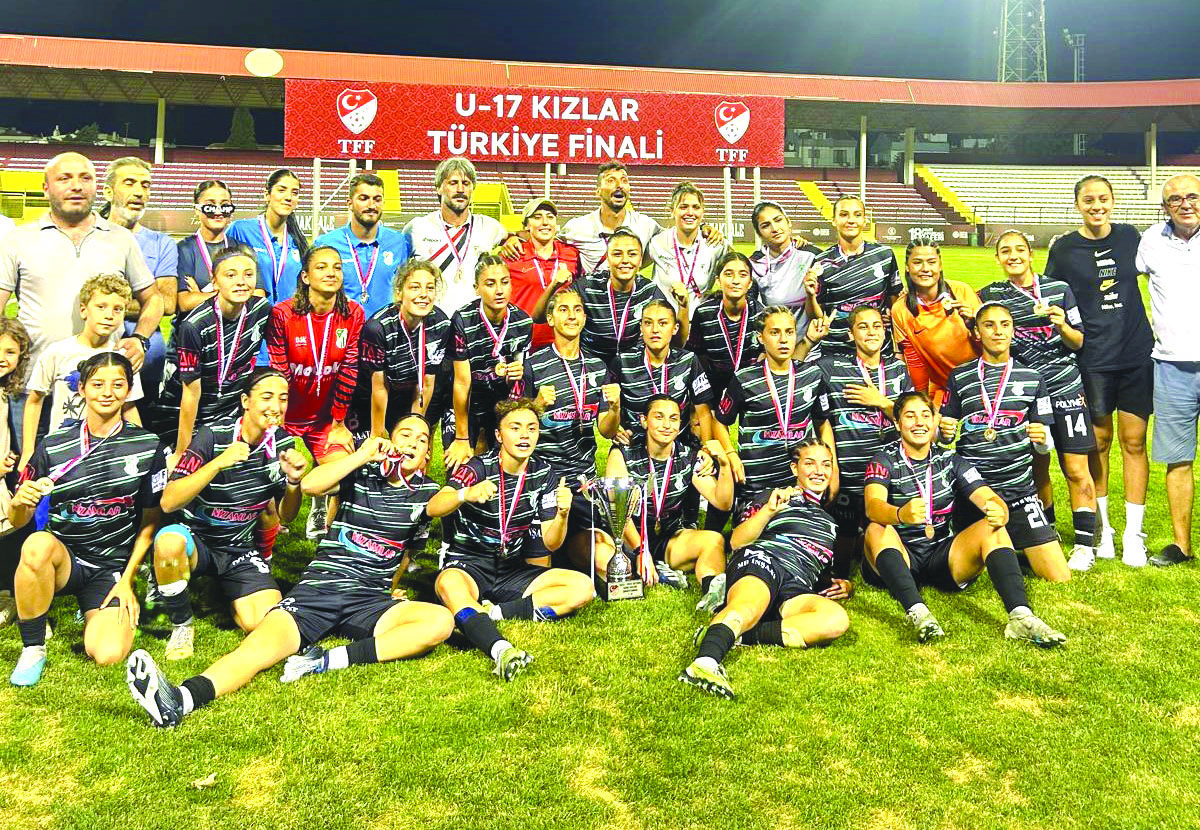 Kulüplerarası U17 Kızlar müsabakalarının final maçını kazanan Dudulluspor takımı, şampiyonluk