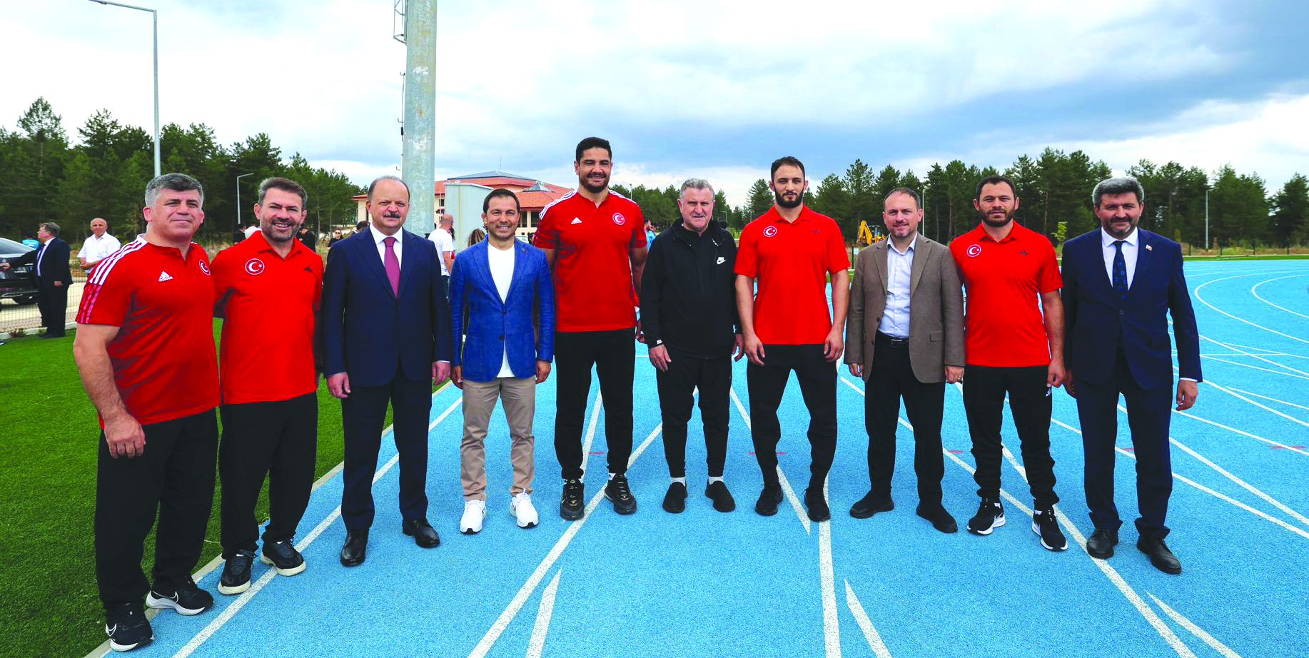 Bakan’dan sporculara moral ziyareti   Gençlik ve Spor Bakanı Osman