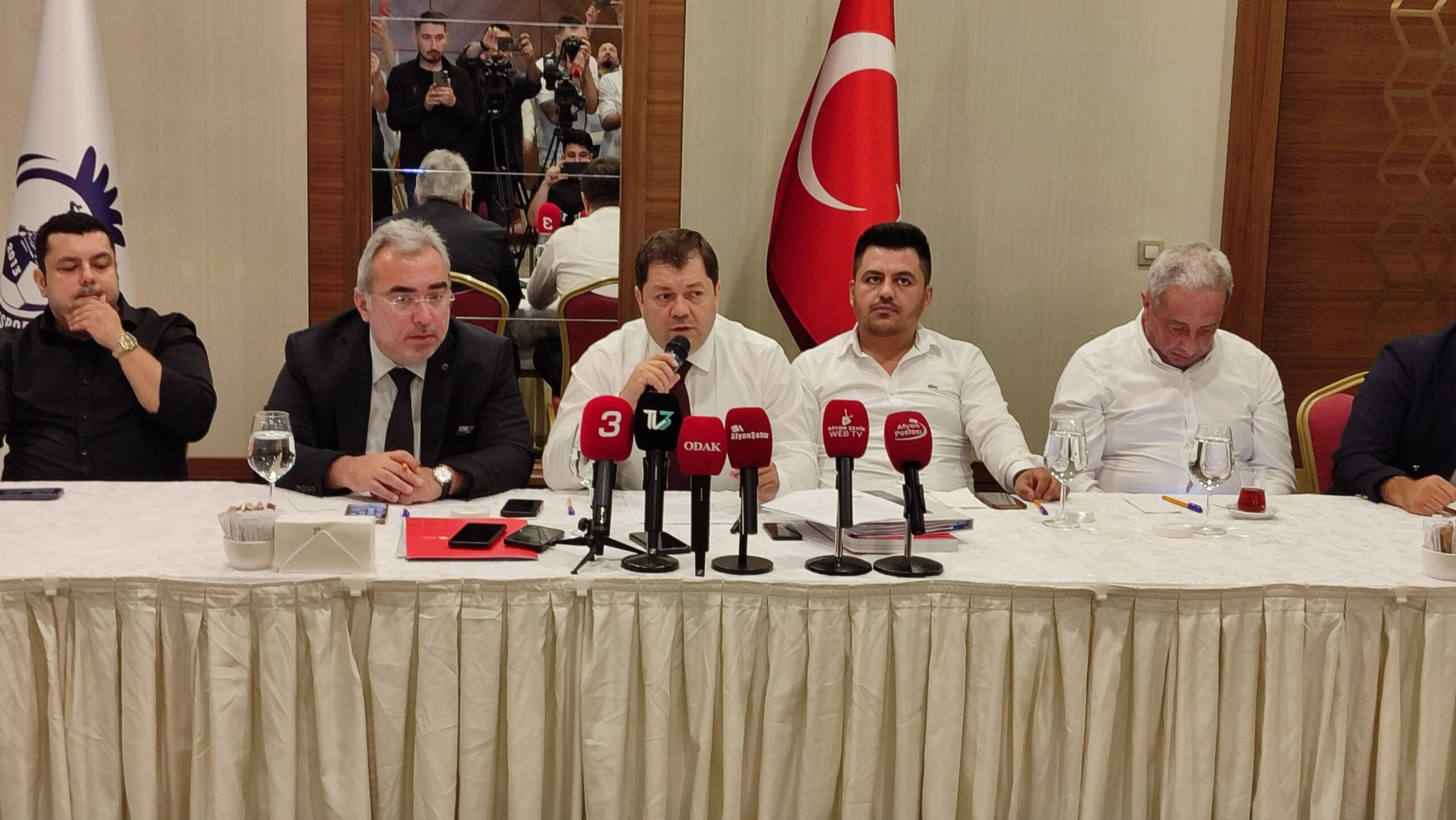 Düzenlediği basın toplantısında bir birinden önemli açıklamalarda bulunan Afyonspor Kulüp