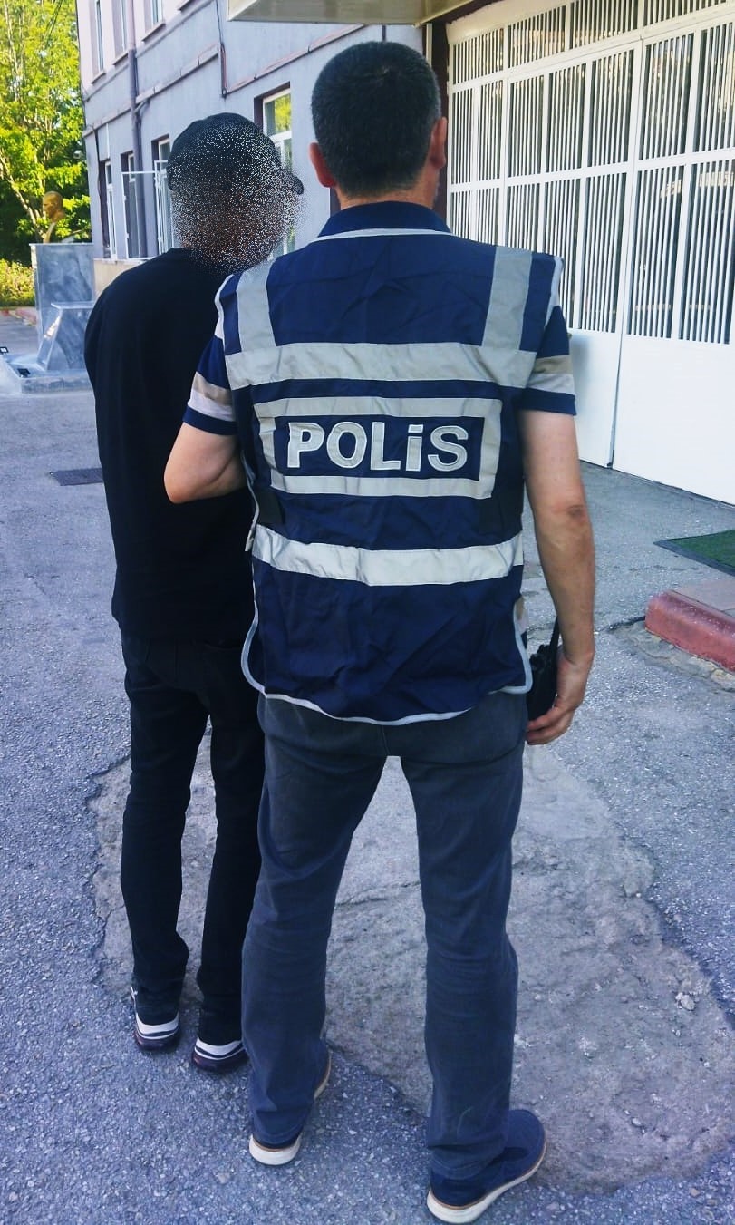 Adana’da çocuk parkında çevreye rahatsızlık veren 5 kişi kendisine kimlik