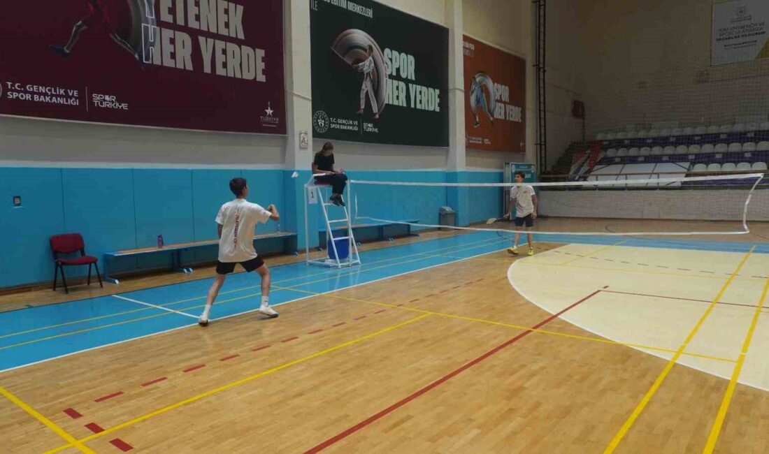 Afyonkarahisar’da Tınaztepe Spor Salonu, 15 Temmuz Şehitlerini Anma Badminton Turnuvası’na