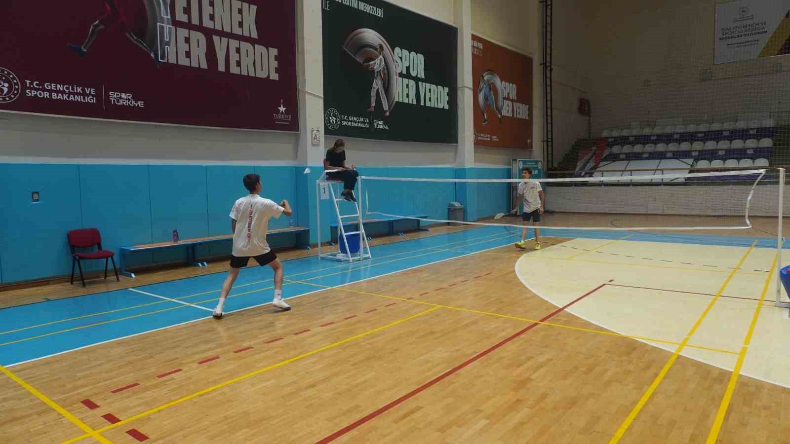 Afyonkarahisar’da Tınaztepe Spor Salonu, 15 Temmuz Şehitlerini Anma Badminton Turnuvası’na
