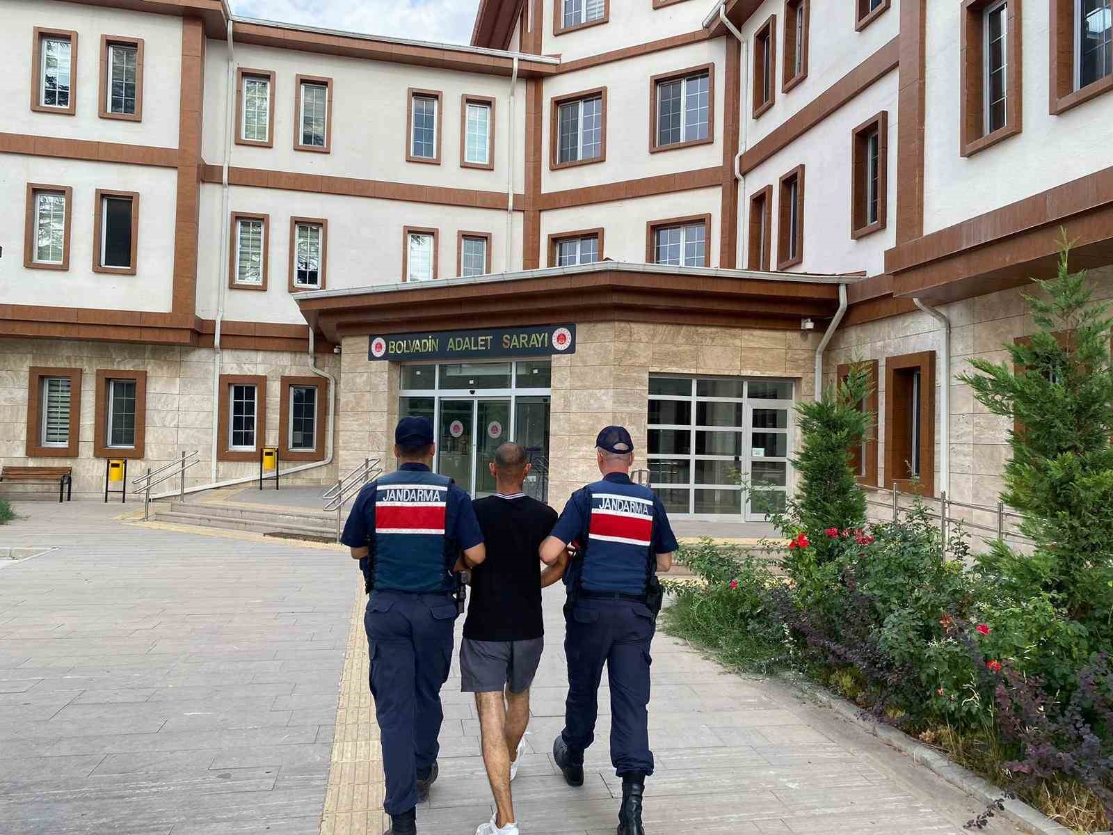 Afyonkarahisar’da 15 yıl hapis cezası ile aranan şahıs saklandığı köyde
