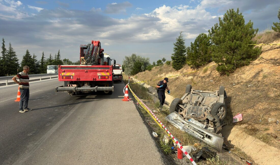 Afyonkarahisar’da kontrolden çıkarak takla atıp refüje devrilen otomobilde 2 kişi