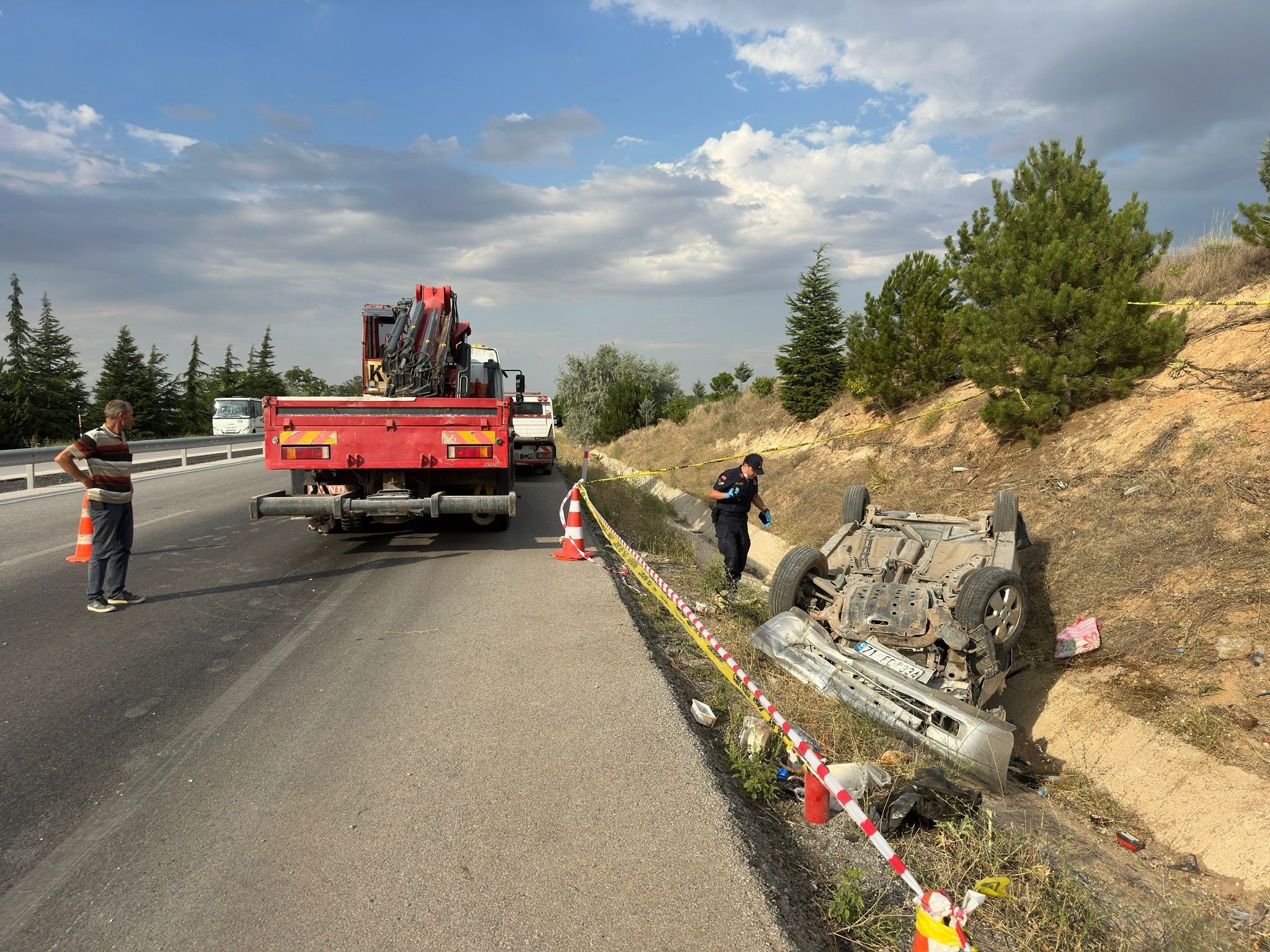 Afyonkarahisar’da kontrolden çıkarak takla atıp refüje devrilen otomobilde 2 kişi