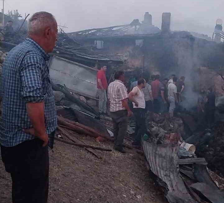 Afyonkarahisar’ın Şuhut ilçesinde çıkan yangında 2 katlı ahşap ev kullanılamaz