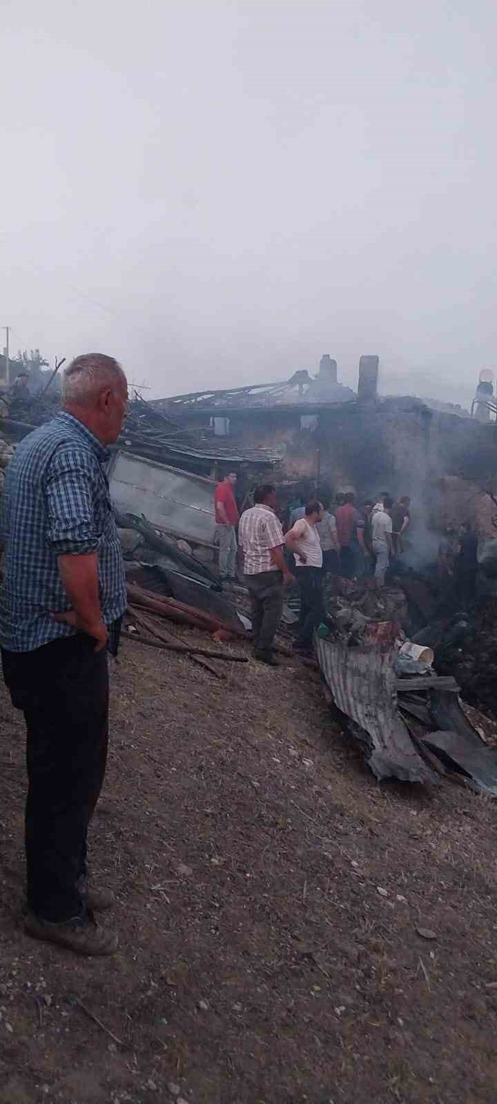 Afyonkarahisar’ın Şuhut ilçesinde çıkan yangında 2 katlı ahşap ev kullanılamaz