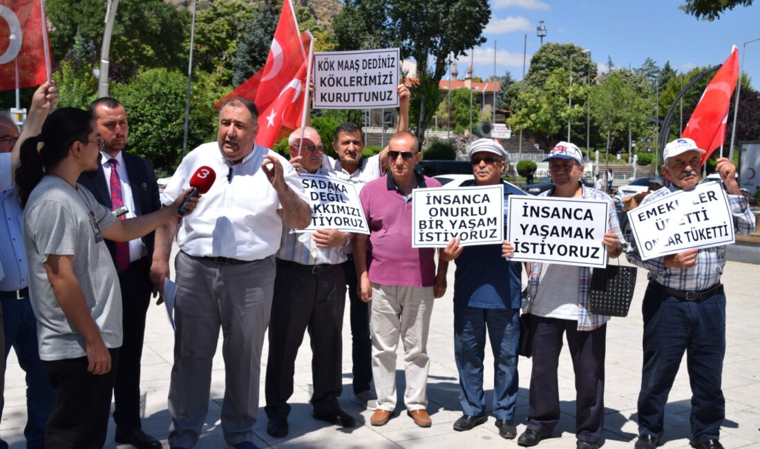Zafer Meydanı’nda bir basın açıklaması yapan İYİ Parti İl Başkanı
