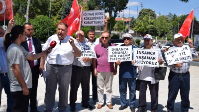 Zafer Meydanı’nda bir basın açıklaması yapan İYİ Parti İl Başkanı