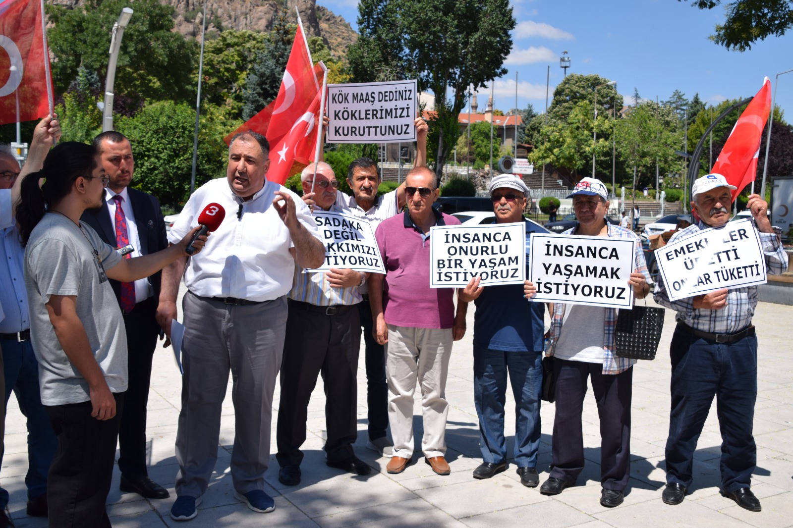 Zafer Meydanı’nda bir basın açıklaması yapan İYİ Parti İl Başkanı
