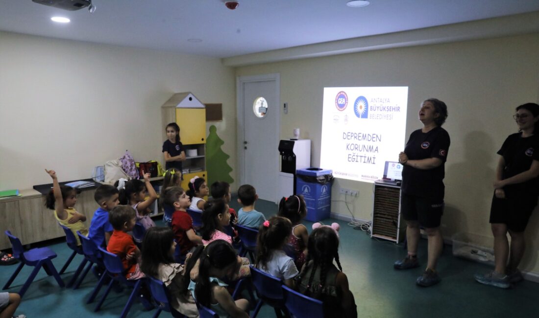 Antalya Büyükşehir Belediyesi’ne bağlı kreşlerde, minik öğrencilere deprem eğitimi verildi.